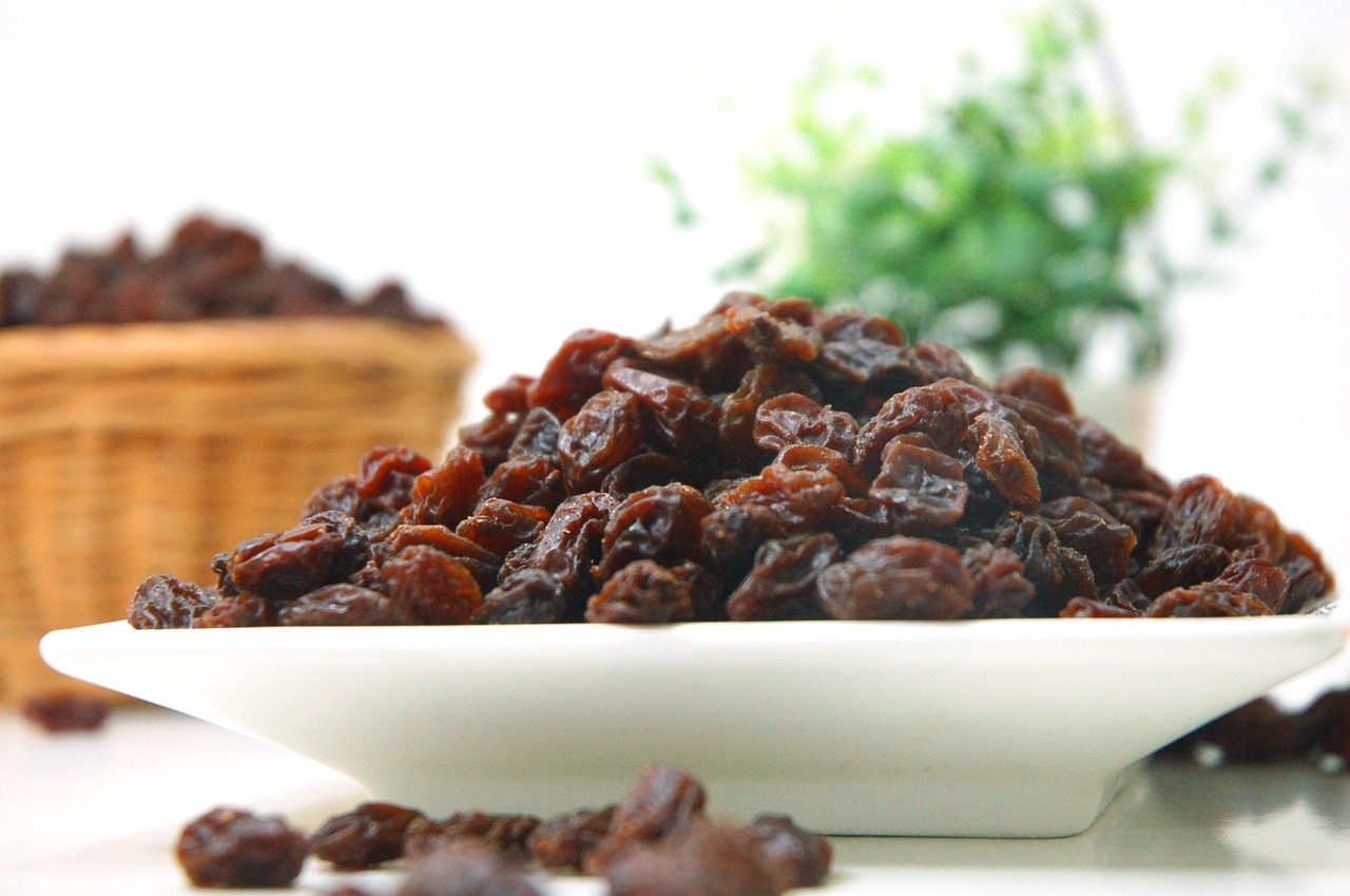 Black Raisin Water Benefits | Soaked Black Raisins Water Benefits