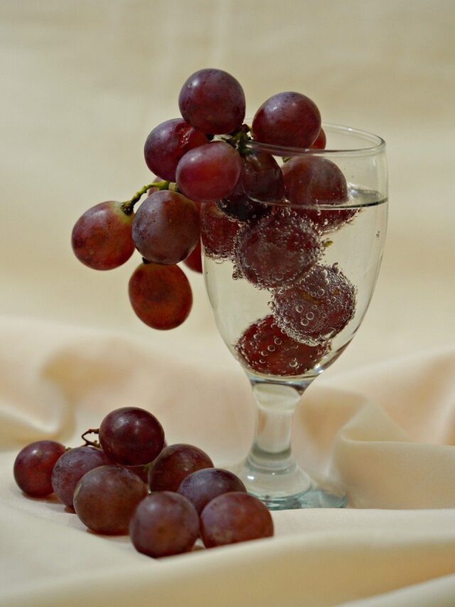 Red Grapes Nutrition Facts: What 100g of This Superfruit Offers